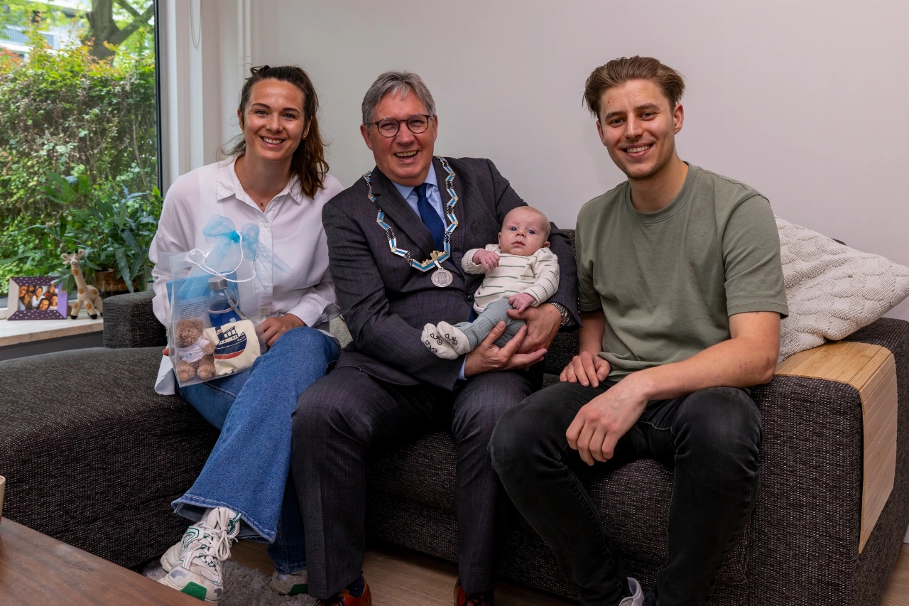 Dit is Lou, de 36.000ste inwoner van Maassluis